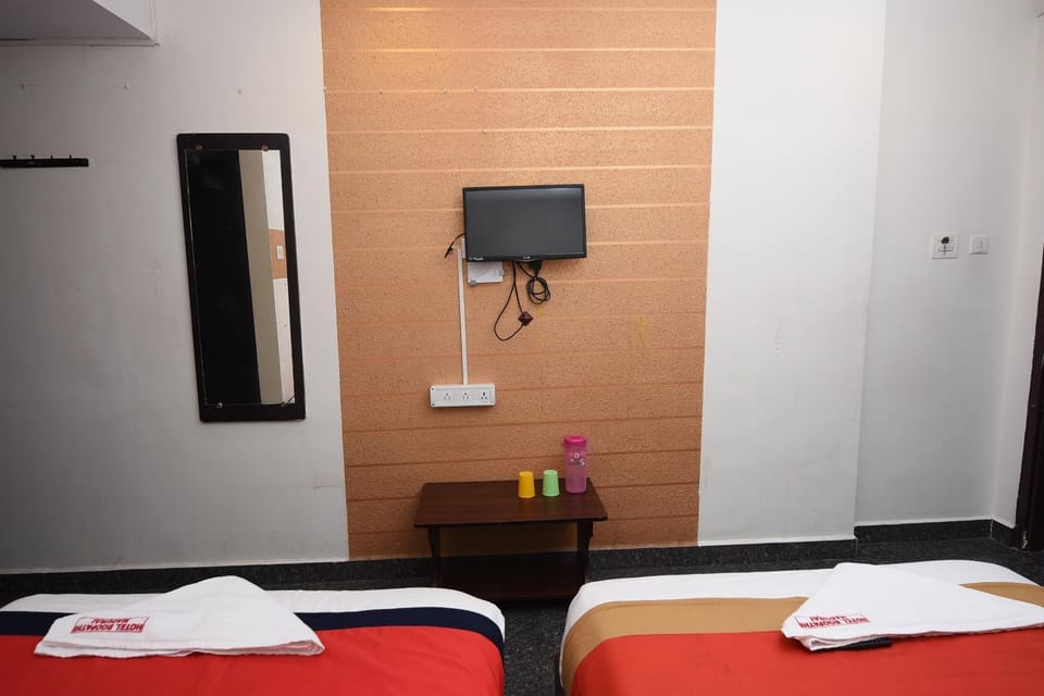 Bed, TV and multimedia, Photo of the whole room, Bedroom, towels