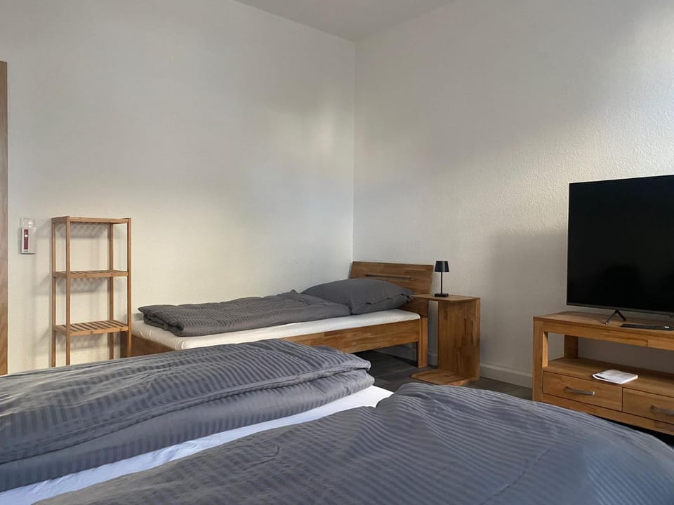 Communal lounge/ TV room, Bed, TV and multimedia, Photo of the whole room, Evening entertainment, Bedroom, hair dresser