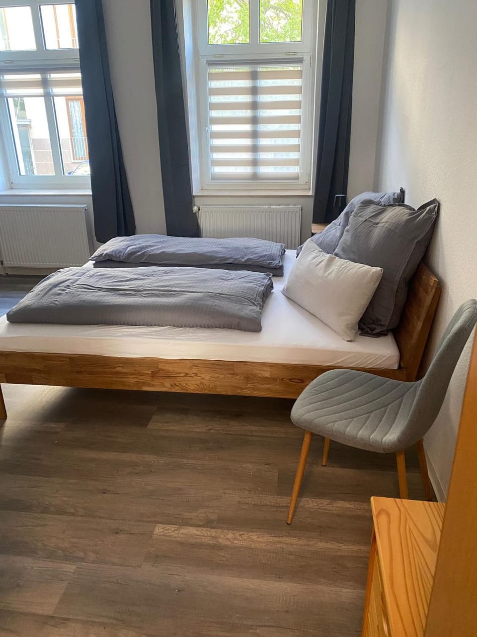 Bed, Living room, Photo of the whole room, Seating area, Bedroom
