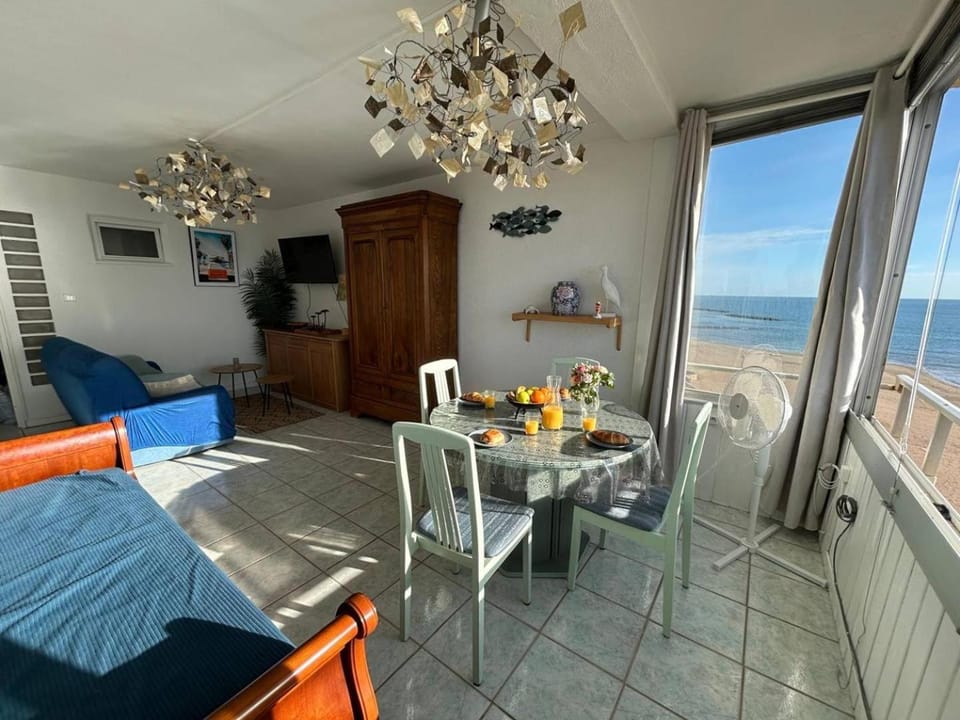 TV and multimedia, View (from property/room), Living room, Dining area, Sea view