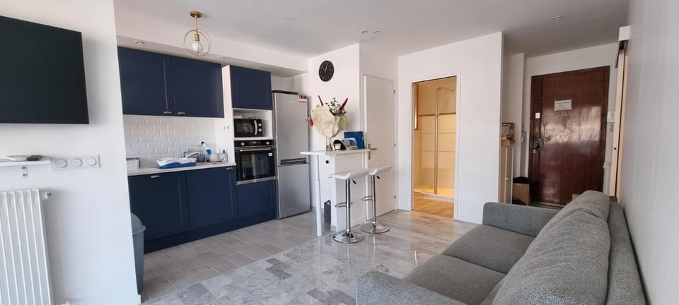 Juan-Les-Pins 150m des plages 6 couchages Parking Apartment in Antibes