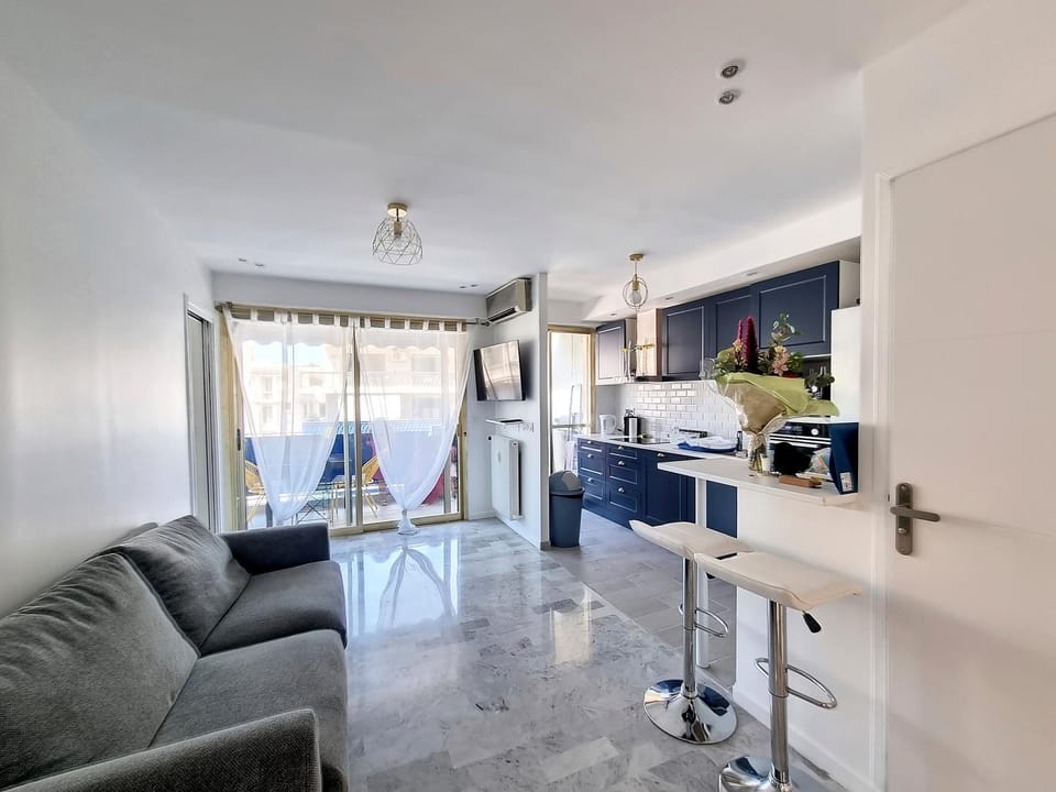 Juan-Les-Pins 150m des plages 6 couchages Parking Apartment in Antibes