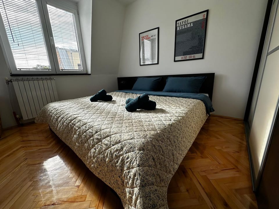 Bed, Bedroom, towels