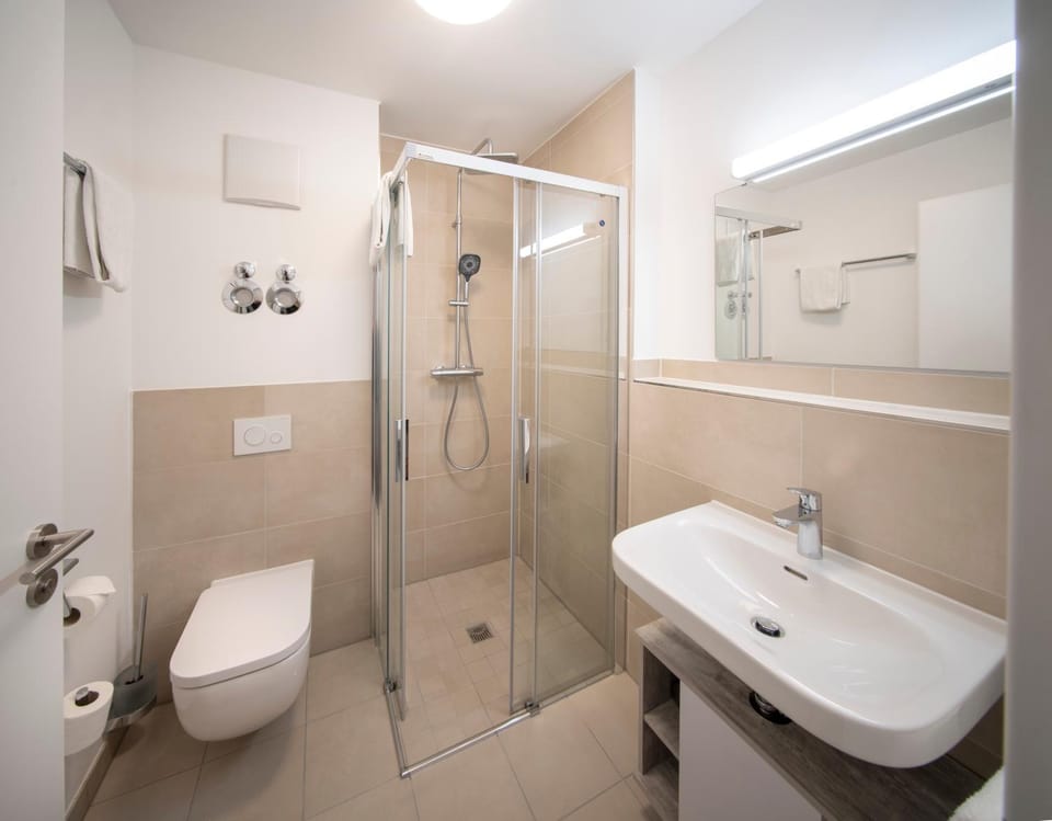 Shower, Toilet, towels
