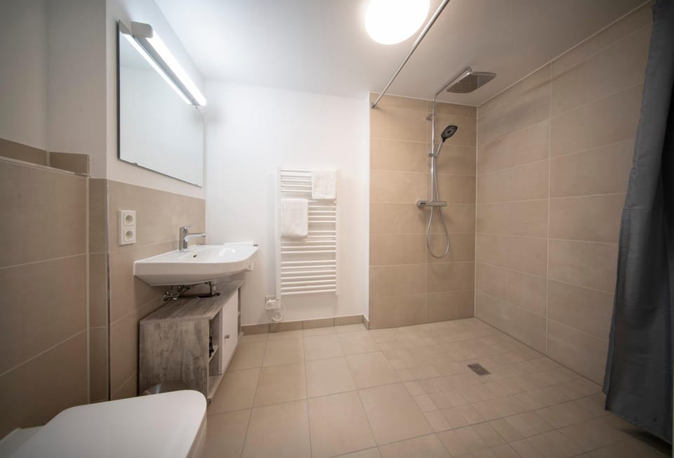Shower, Toilet, Bathroom, towels