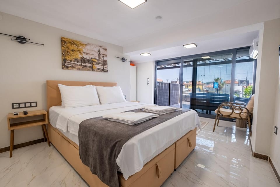 Bed, Photo of the whole room, Seating area, Bedroom, towels