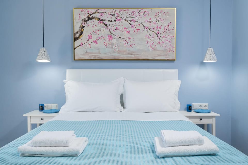 Bed, Bedroom, towels