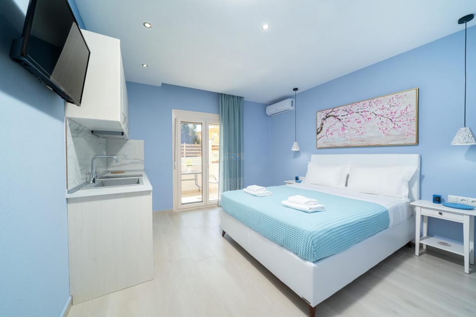 Bed, TV and multimedia, Kitchen or kitchenette, towels
