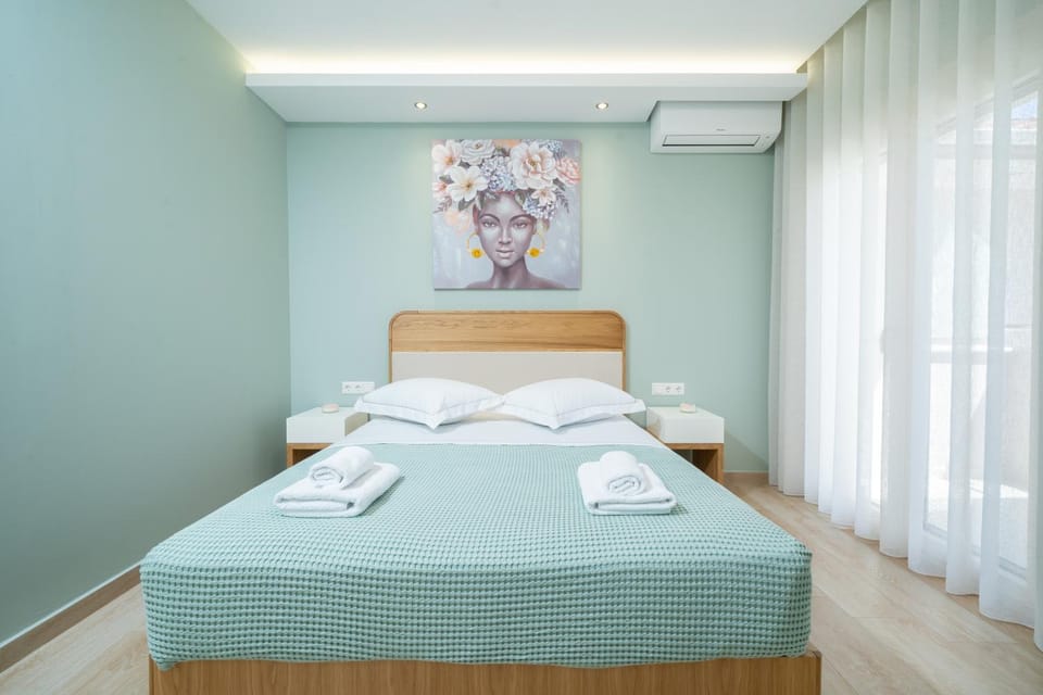 Bed, Bedroom, towels, air conditioner