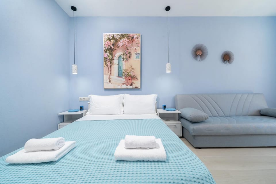 Bed, Seating area, towels