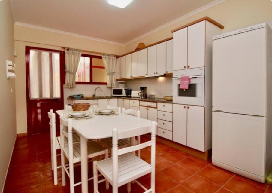Kitchen or kitchenette, minibar, oven, stove, toaster