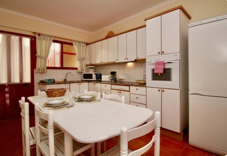 Kitchen or kitchenette, Dining area, minibar, oven, stove, toaster