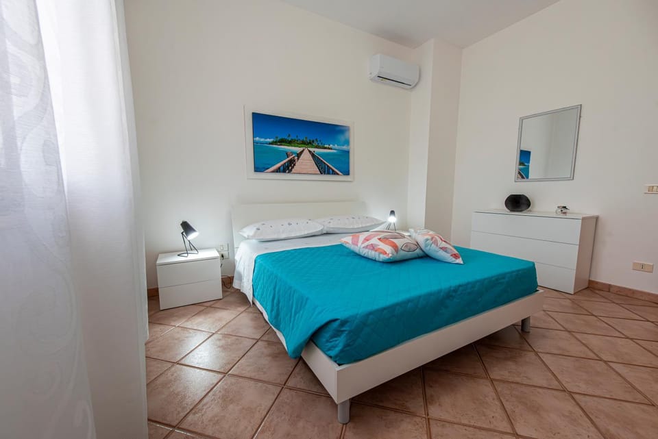 Bed, Photo of the whole room, Decorative detail, Bedroom, furniture, internet, wardrobe, air conditioner