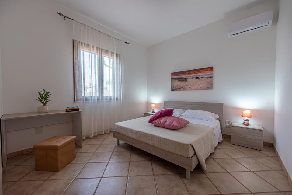 Bed, Photo of the whole room, Decorative detail, Bedroom, furniture, internet, wardrobe, air conditioner