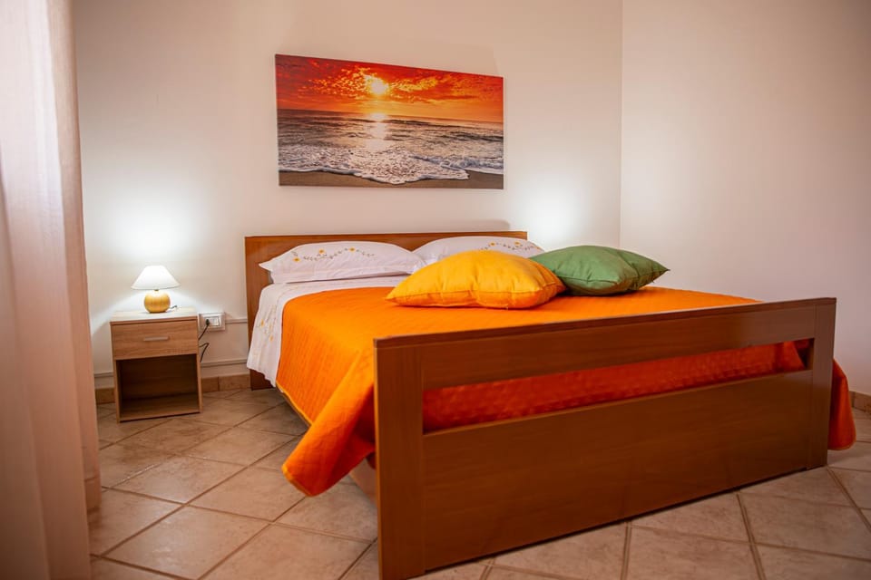 Bed, Photo of the whole room, Decorative detail, Bedroom, furniture, internet, wardrobe, air conditioner