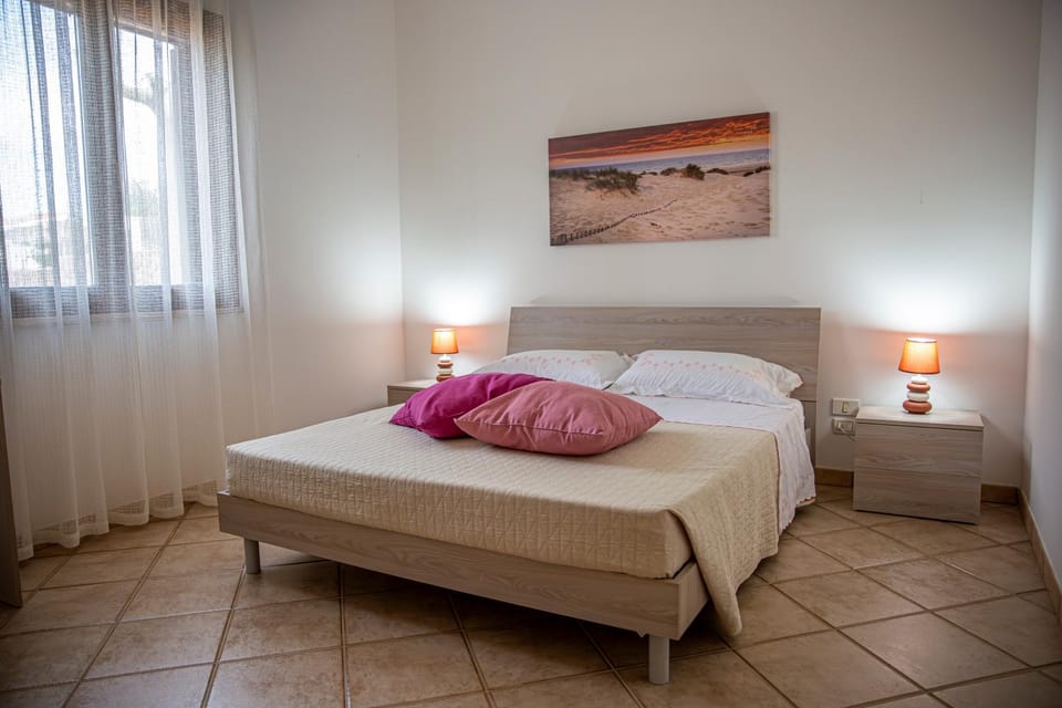 Bed, Photo of the whole room, Decorative detail, Bedroom, furniture, internet, wardrobe, air conditioner