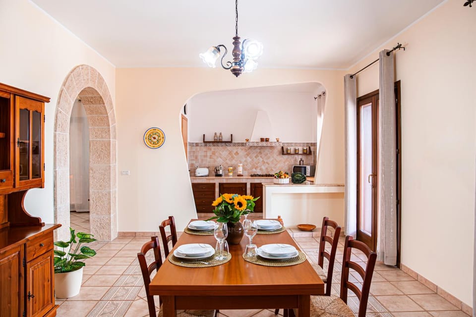 Coffee/tea facilities, Kitchen or kitchenette, Living room, Decorative detail, Seating area, Dining area, Food, Meals, Dinner, furniture, internet, locker, toaster, kitchen