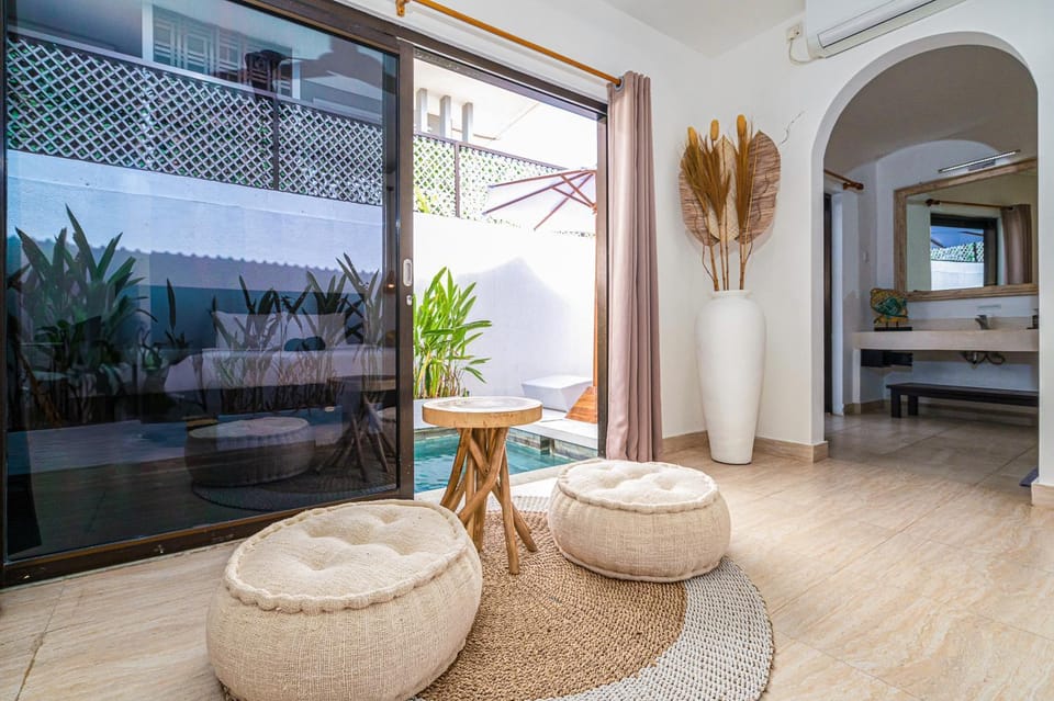 Living room, Seating area, air conditioner