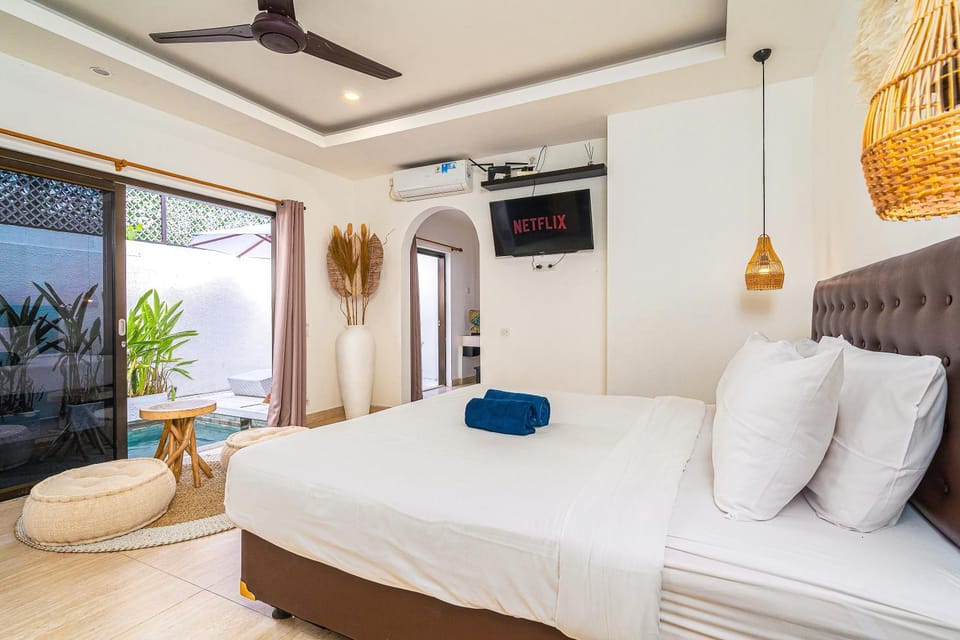 Bed, TV and multimedia, Photo of the whole room, Bedroom