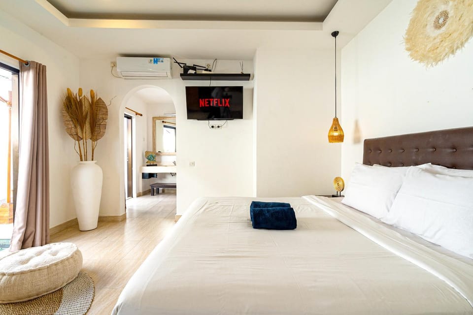 Bed, TV and multimedia, Bedroom, towels, air conditioner