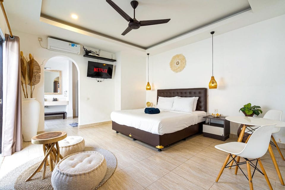 Bed, TV and multimedia, Living room, Seating area, Bedroom, air conditioner