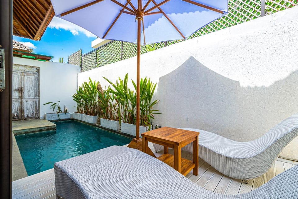 Patio, Day, View (from property/room), Balcony/Terrace, Living room, Seating area, Pool view, Swimming pool, sunbed