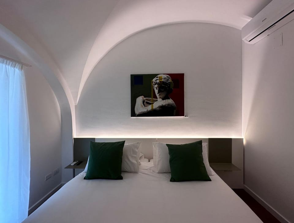 Bed, Photo of the whole room, Decorative detail, Bedroom