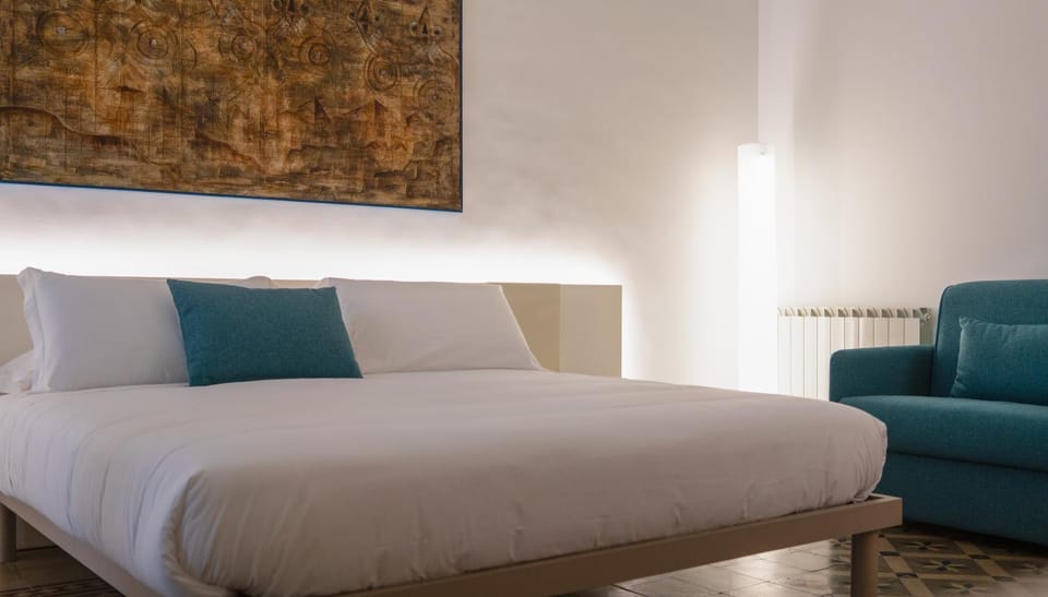 Bed, Living room, Photo of the whole room, Seating area, Bedroom
