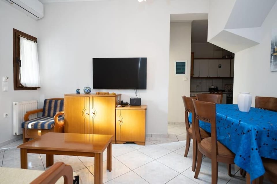 Communal lounge/ TV room, TV and multimedia, Kitchen or kitchenette, Living room, Seating area, Dining area, Evening entertainment