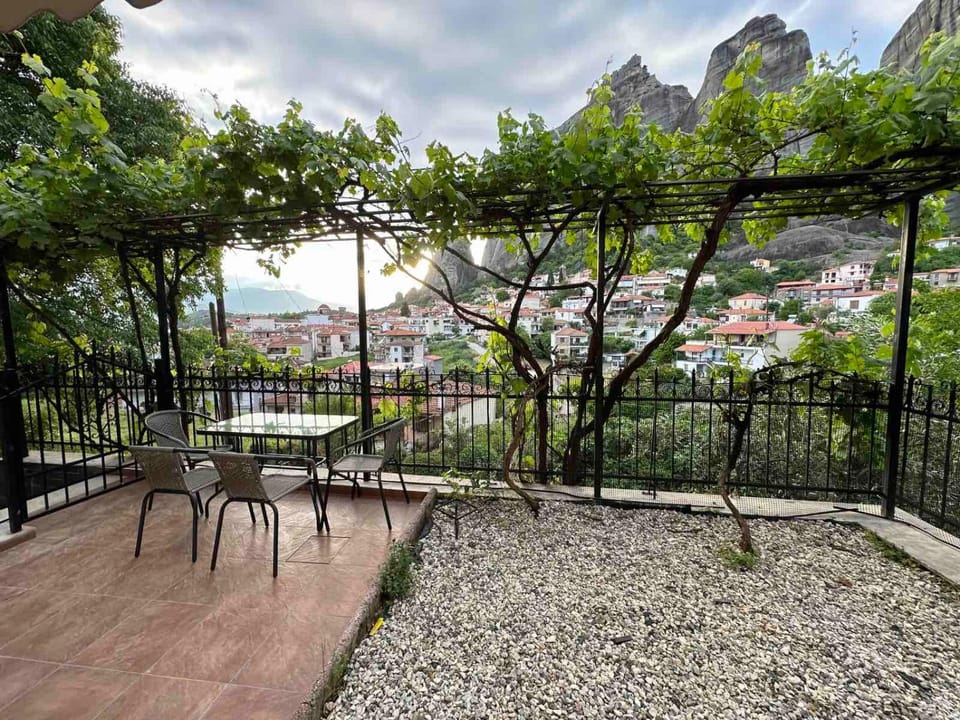 Property building, Spring, Day, Natural landscape, View (from property/room), Balcony/Terrace, Dining area, Mountain view