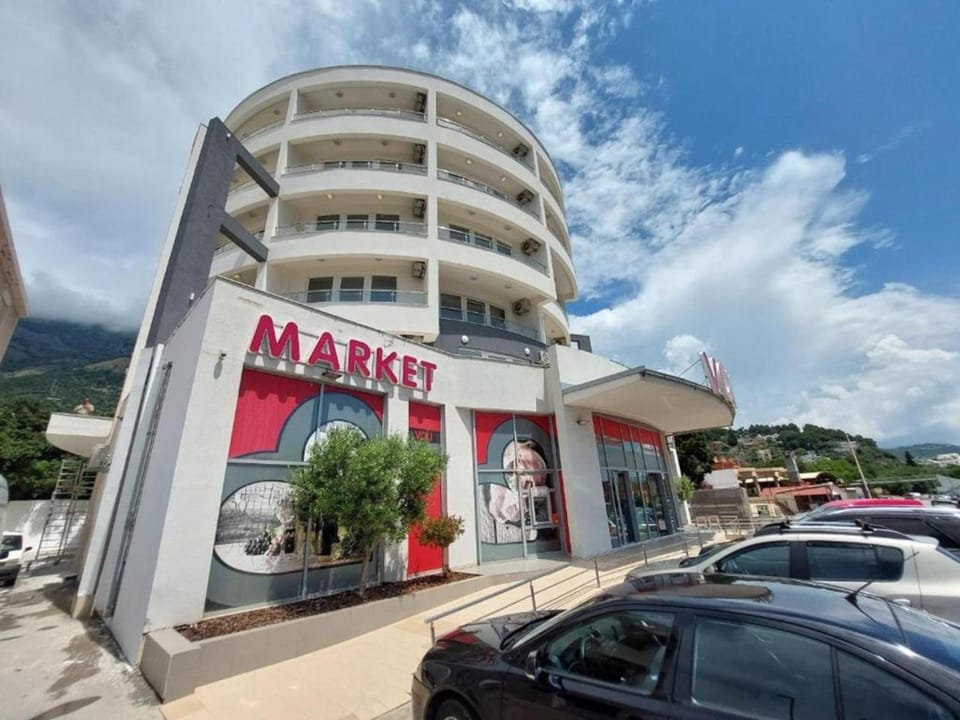 Property building, Supermarket/grocery shop, Parking