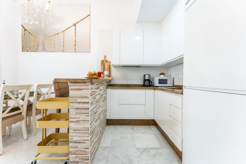 Coffee/tea facilities, Kitchen or kitchenette, Dining area, microwave, stove