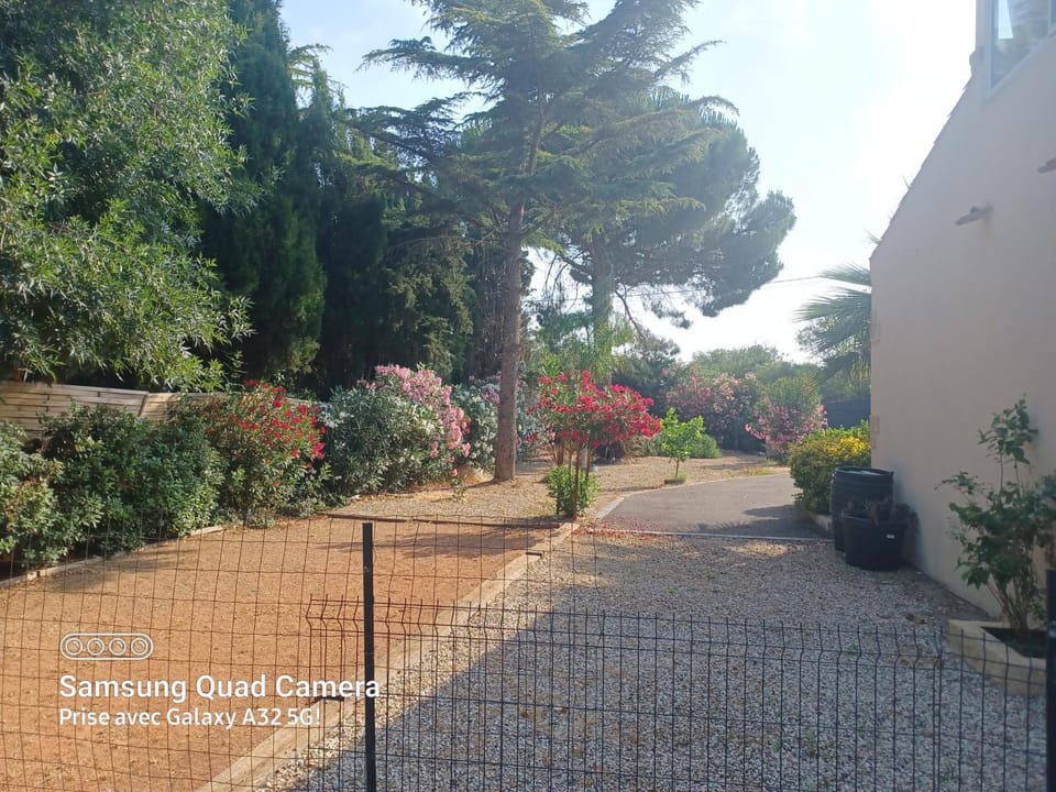 Magnifique villa avec piscine 10x5 m sur 1800m2 de terrain avec parking privatif cuisine recente equpee 3 chambres dont 2 parental au rdc avec wc separe pas de vis à vis terrain de petanque bbq climatisation jeux enfants Villa in Occitanie