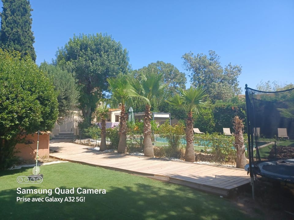Magnifique villa avec piscine 10x5 m sur 1800m2 de terrain avec parking privatif cuisine recente equpee 3 chambres dont 2 parental au rdc avec wc separe pas de vis à vis terrain de petanque bbq climatisation jeux enfants Villa in Occitanie