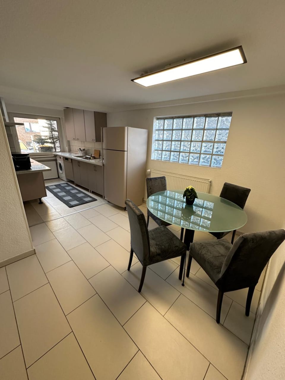 Kitchen or kitchenette, Seating area, Dining area