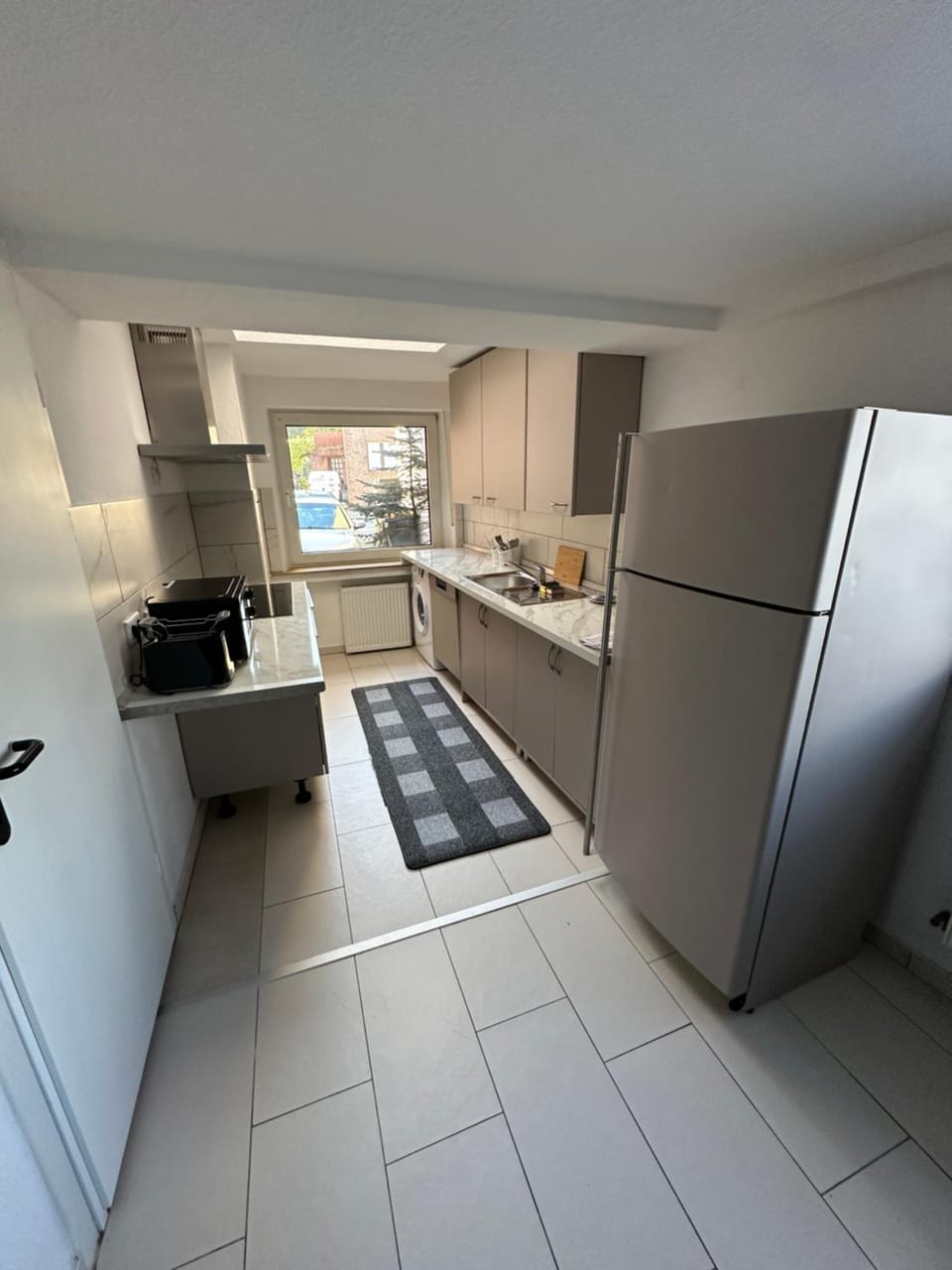 Kitchen or kitchenette, minibar