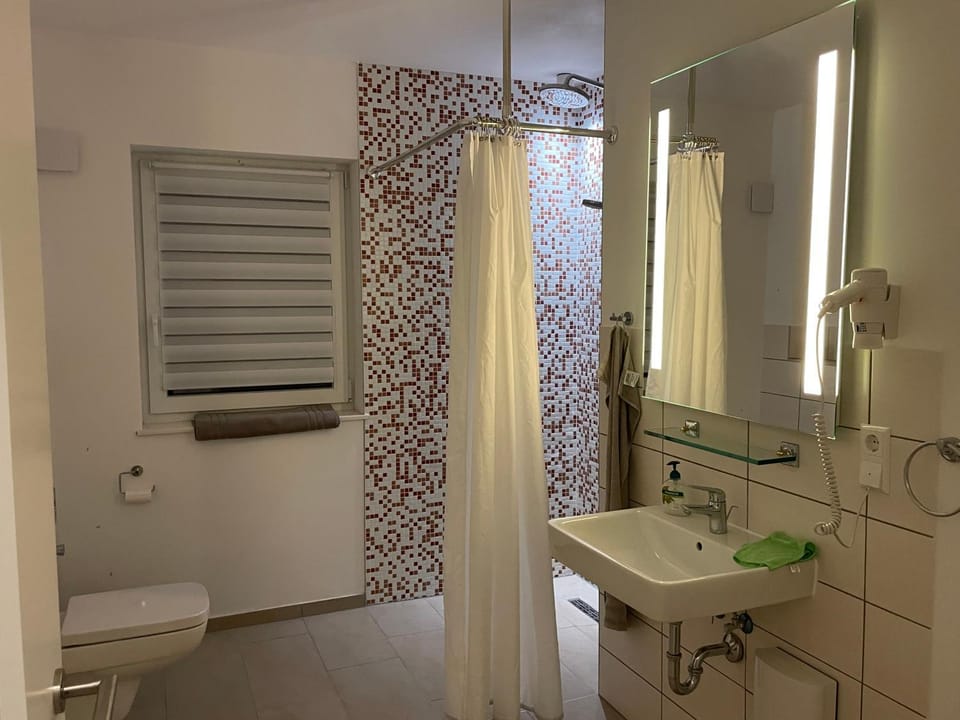 Shower, Toilet, Bathroom, towels