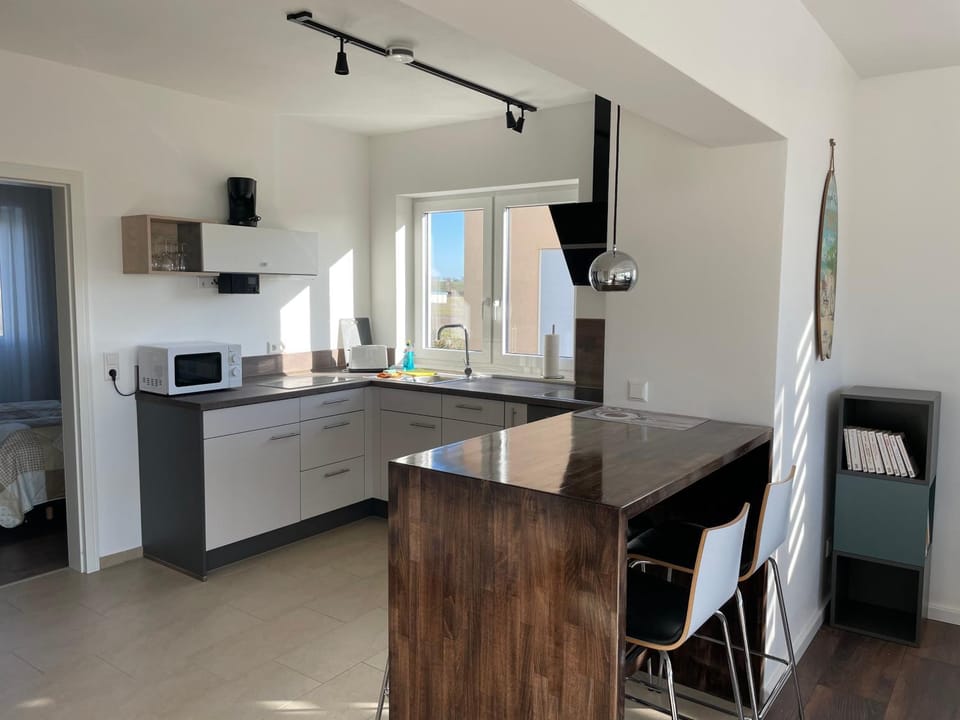 Kitchen or kitchenette, Dining area, minibar, pet friendly, stove, toaster