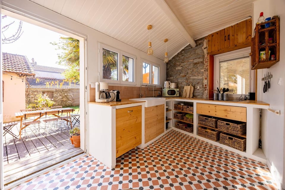 Coffee/tea facilities, Kitchen or kitchenette, dishwasher, stove, toaster
