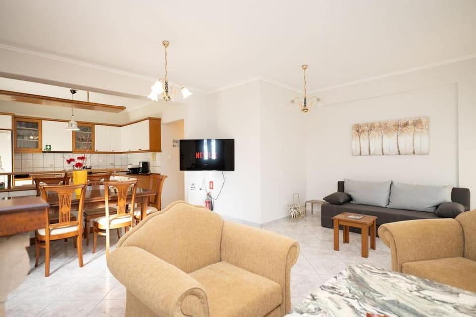 Communal lounge/ TV room, TV and multimedia, Living room, Seating area, Dining area, Evening entertainment
