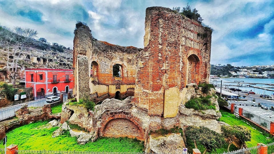 Shanti Rooms & Apartments Lucullo Bed and Breakfast in Campania