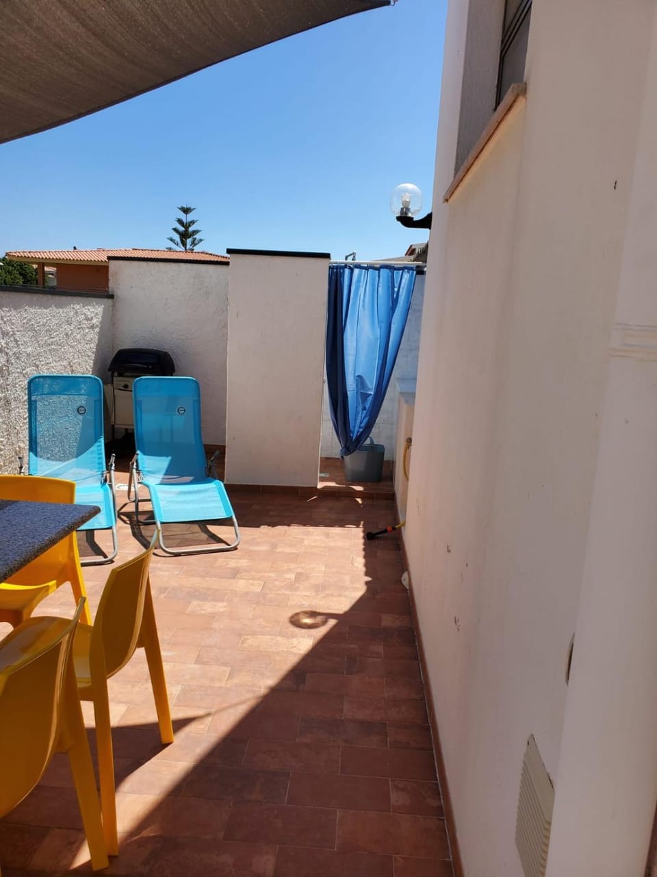 Patio, Day, Dining area, sunbed