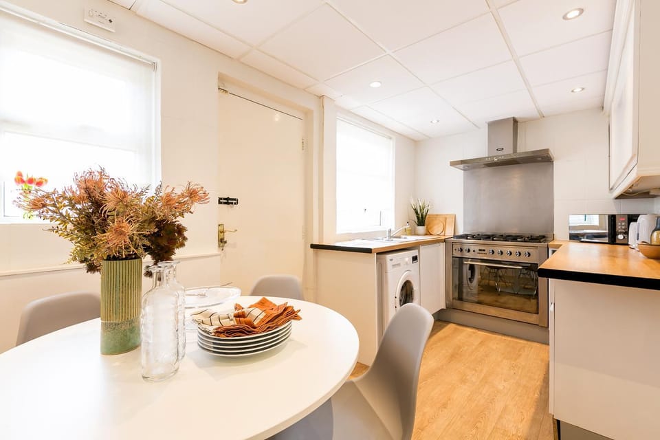 Spacious 4 bedroom home - sleeps 8 House in Salford