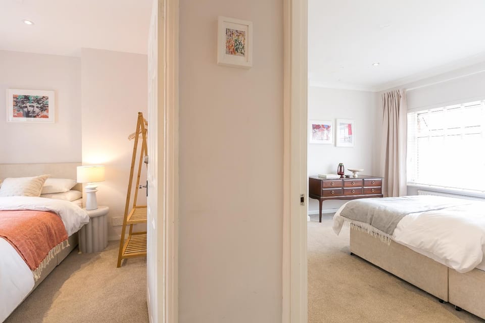 Spacious 4 bedroom home - sleeps 8 House in Salford