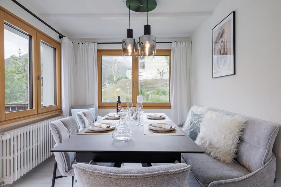 Dining area, Food
