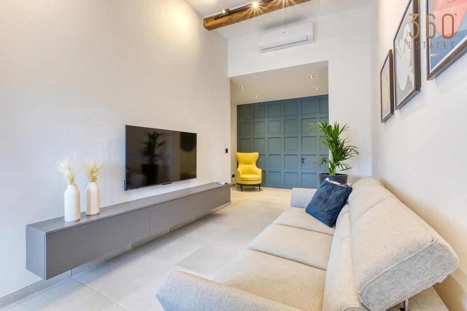 Communal lounge/ TV room, TV and multimedia, Living room, Seating area, Evening entertainment, air conditioner