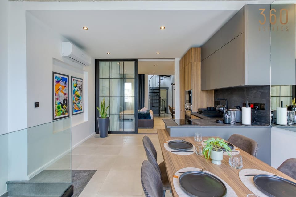 Coffee/tea facilities, Kitchen or kitchenette, Living room, Seating area, Dining area, minibar