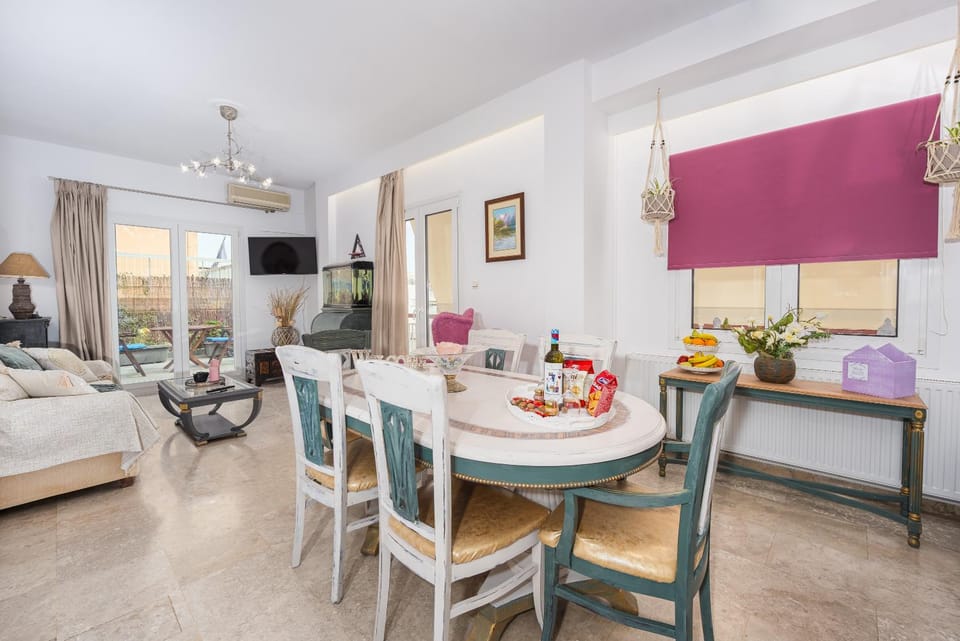 TV and multimedia, Living room, Seating area, Dining area