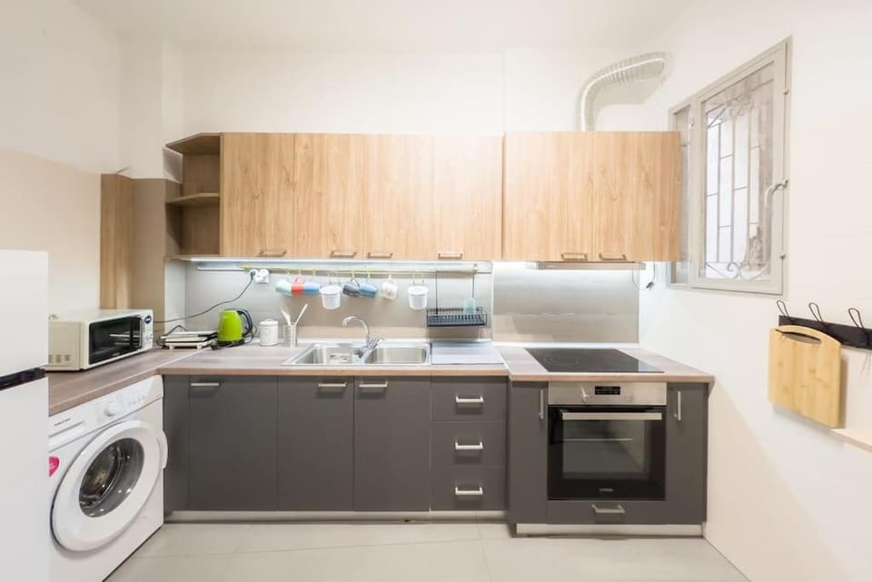 Kitchen or kitchenette, washing machine