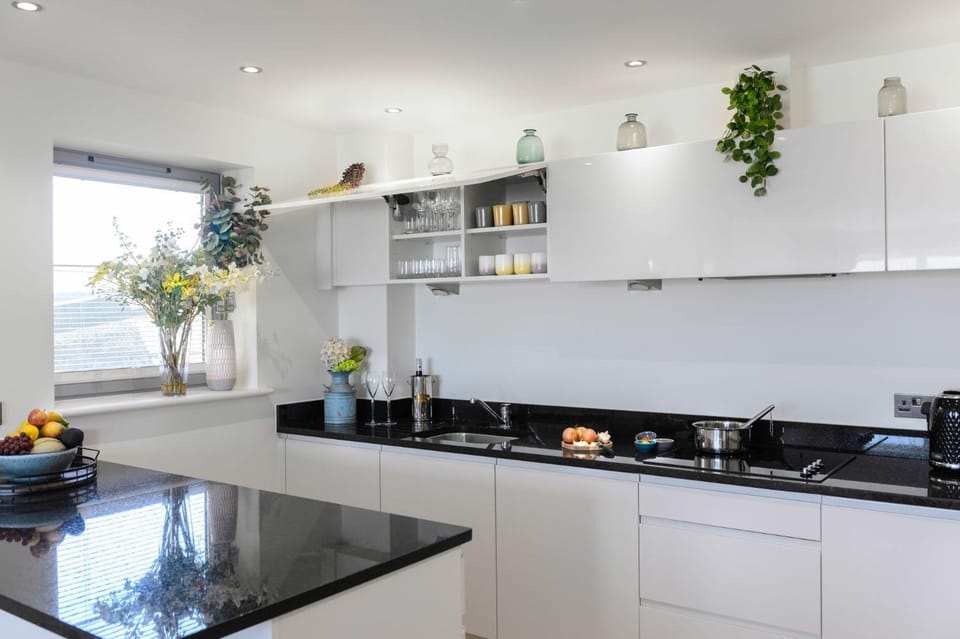 Coffee/tea facilities, Kitchen or kitchenette, oven, stove, toaster, washing machine, dryer